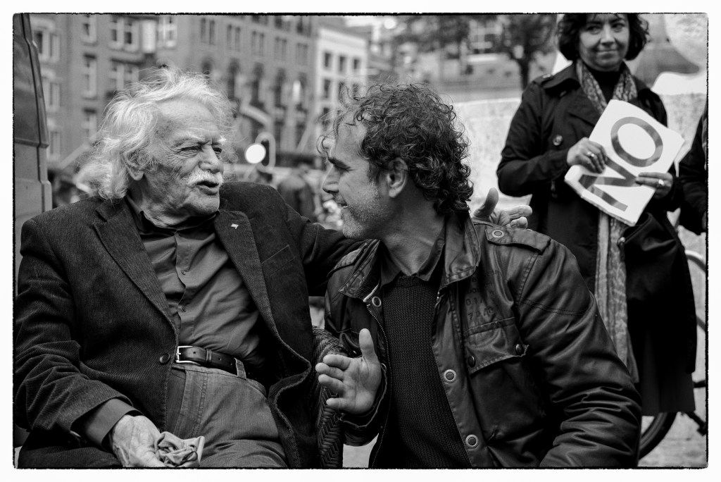 deux hommes souriants